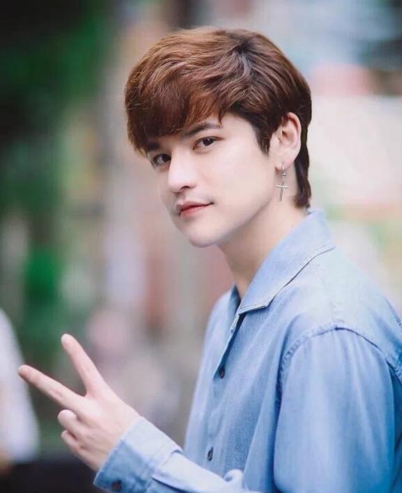 泰国小鲜肉男明星,青春活力，魅力四溢的偶像风采
